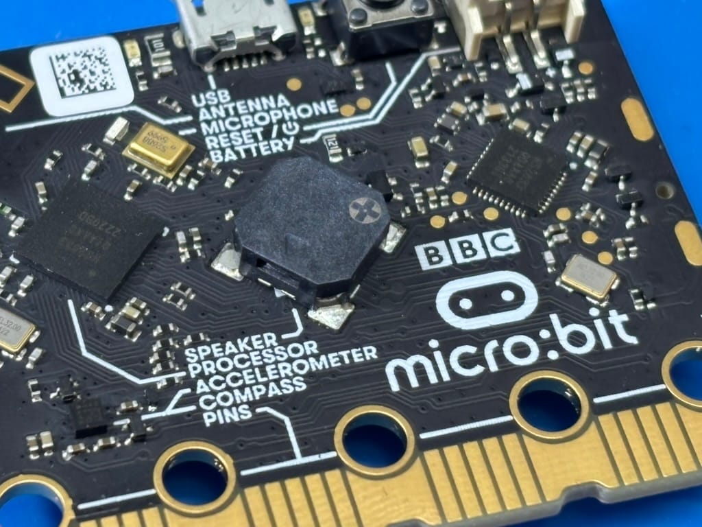 Du circuit à la classe : le micro:bit rend la programmation tactile